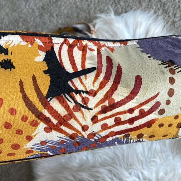 Vera Bradley Stroll Around Bag in Painted Feathers - Picture 5 of 16